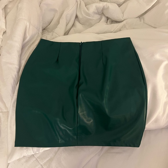 Windsor Skirt Size medium.. perfect for the holiday season - Picture 7 of 11